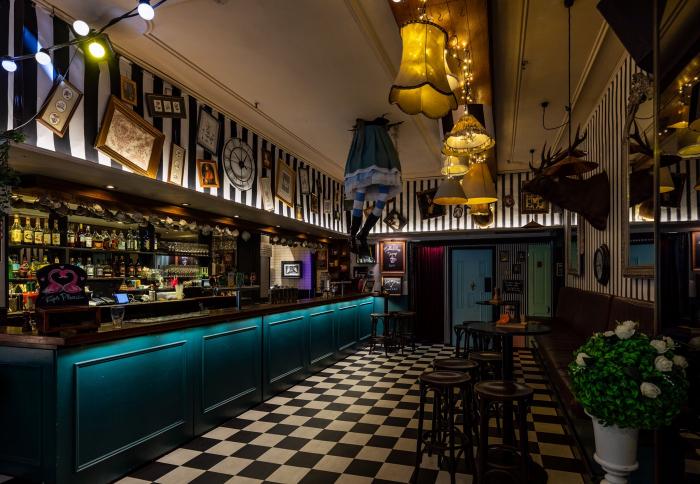Wonderland Bar