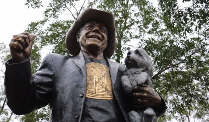 Statue: Molly Meldrum